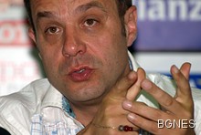 Емил Кошлуков е политолог и журналист, бивш народен представител.