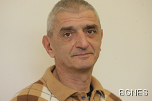 Пламен Йотински е журналист международник, работил дълги години във вестниците Стандарт и Труд.