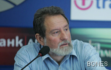 Професор Чавдар Николов е специалист по публични финанси.